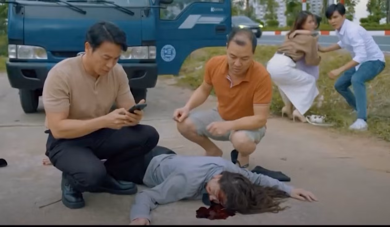 An Nhiên (Lương Thu Trang) cố cứu Kitty và bị xe tông.