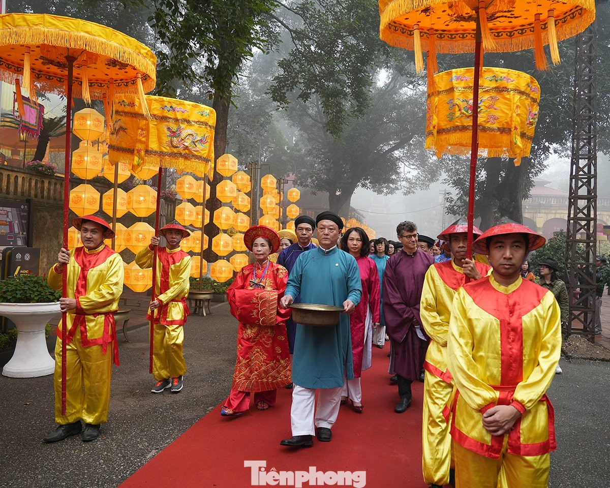 Lễ cúng ông Công, ông Táo là một phong tục lâu đời ở Việt Nam. Vào ngày 23 tháng Chạp, các vị thần cưỡi cá chép lên Thiên đình báo cáo tất cả việc làm tốt và chưa tốt của con người trong suốt một năm qua để Thiên đình định đoạt công, tội.
