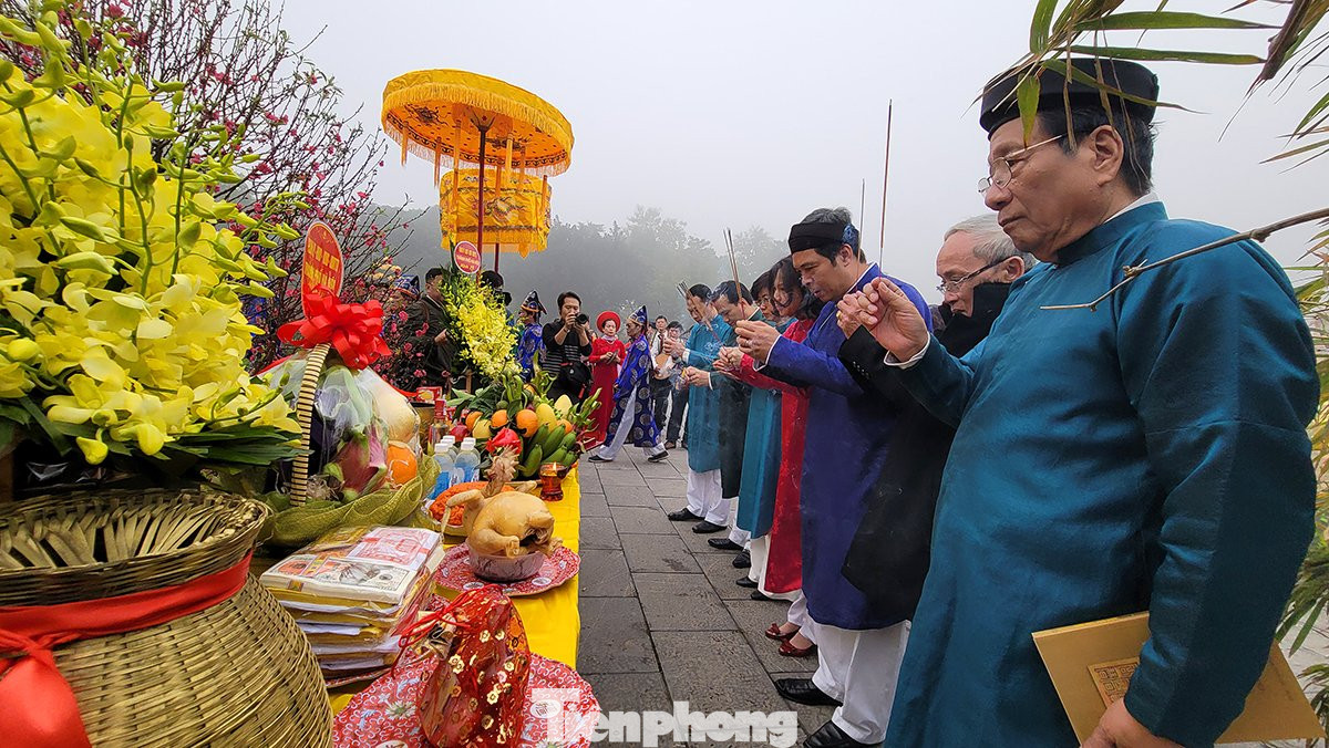 Lễ dựng nêu là một nghi thức quan trọng của triều đình, không thể thiếu trong mỗi dịp tết Nguyên đán, được ghi chép lại từ thời Lê trung hưng. Tư liệu cho biết vào ngày 30 tháng Chạp, cây nêu được dựng ở trong cung vua, phủ chúa, dinh thự của các quan lại trước... rồi mới đến cây nêu của các nhà dân được dựng lên sau.