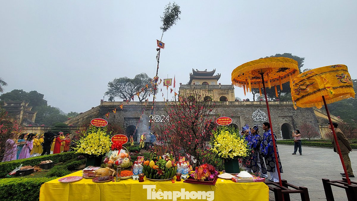 Trên ngọn cây treo một lá phướn dài, cùng những chiếc khánh đất, chuông gió để những vật đó va đập nhau kêu leng keng trong gió với ý nghĩa trừ ma quỷ, mong ước một mùa Xuân tươi vui, cả năm an lành, mưa thuận gió hòa, mùa màng tốt tươi.