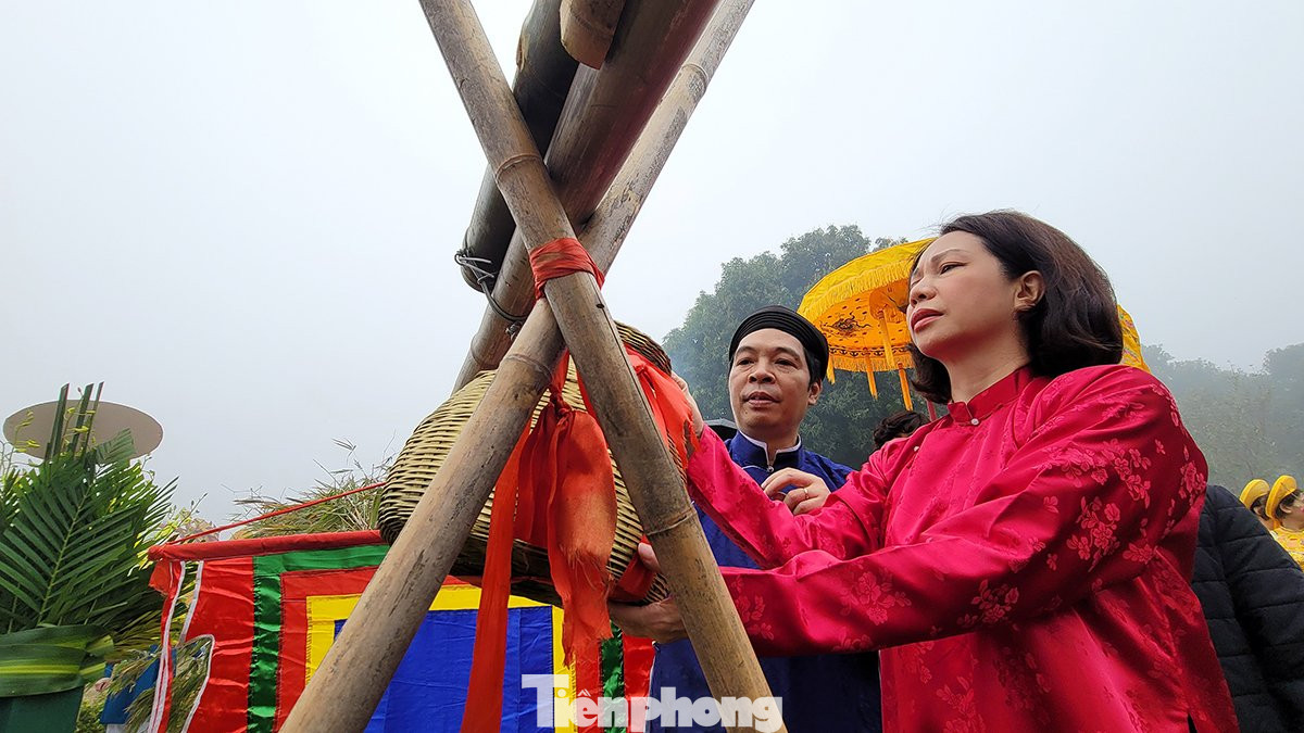 Theo quan niệm dân gian, cây nêu được dựng lên để đánh dấu thời khắc chuyển giao giữa năm mới và năm cũ, đồng thời tập tục này còn mang ý nghĩa cầu mong quốc thái dân an, mùa màng tốt tươi.