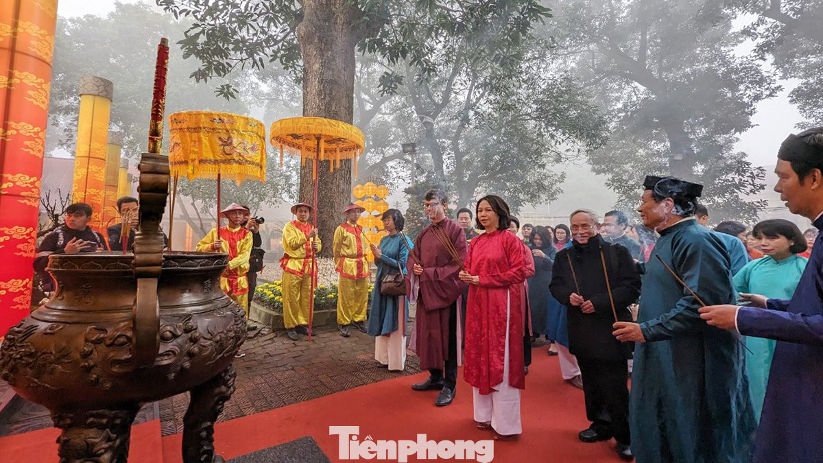 Nghi lễ Tống cựu nghinh tân bao gồm việc thực hiện lần lượt các tục lệ cổ gồm lễ ban sóc, phất thức, lễ cúng ông Công, ông Táo, thả cá chép và lễ dựng cây nêu. Đây là các nghi thức được nhiều đời vua tại Hoàng thành Thăng Long thực hiện mỗi dịp Tết đến, xuân về. Cũng theo tục lệ, chỉ khi nghi lễ trong hoàng cung kết thúc, gia đình quan lại và dân chúng mới tiến hành nghi lễ này tại tư gia.