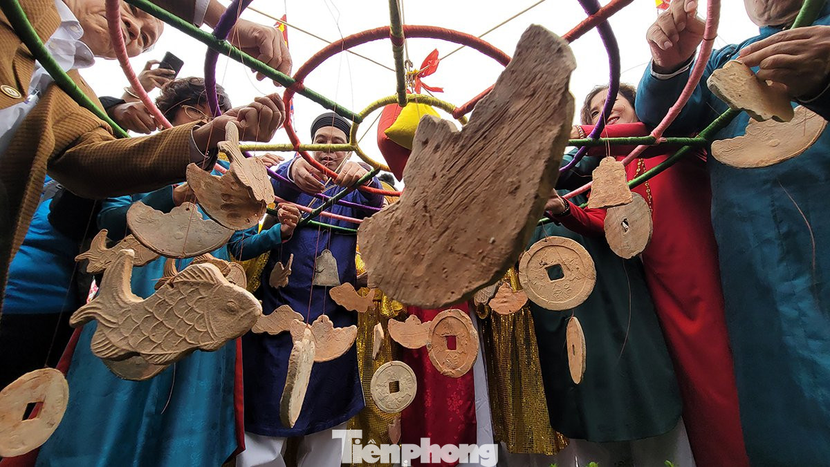 Theo quan niệm dân gian cây nêu được dựng lên để đánh dấu thời khắc chuyển giao giữa năm mới và năm cũ, đồng thời tập tục này còn mang ý nghĩa cầu mong quốc thái dân an, mùa màng tốt tươi. Trước khi dựng nêu phải lập đàn tế trời đất, sau phần lục cúng, ngũ bái dâng lễ vật mới tiến hành động thổ dựng nêu.