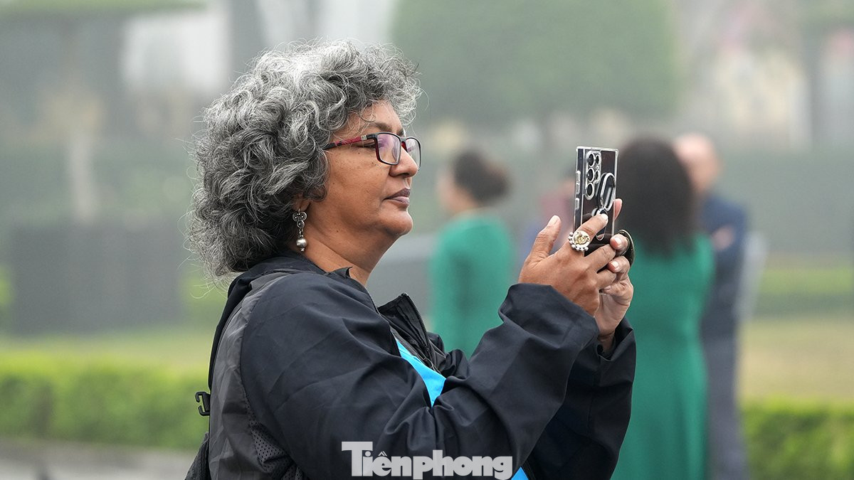 Du khách thích thú trải nghiệm những nghi lễ dịp Tết truyền thống.