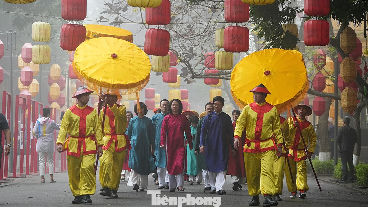 Sau khi tiễn ông Công ông Táo về trời, đoàn rước trở về khu vực Đoan Môn tái hiện việc dựng cây nêu ngày Tết.