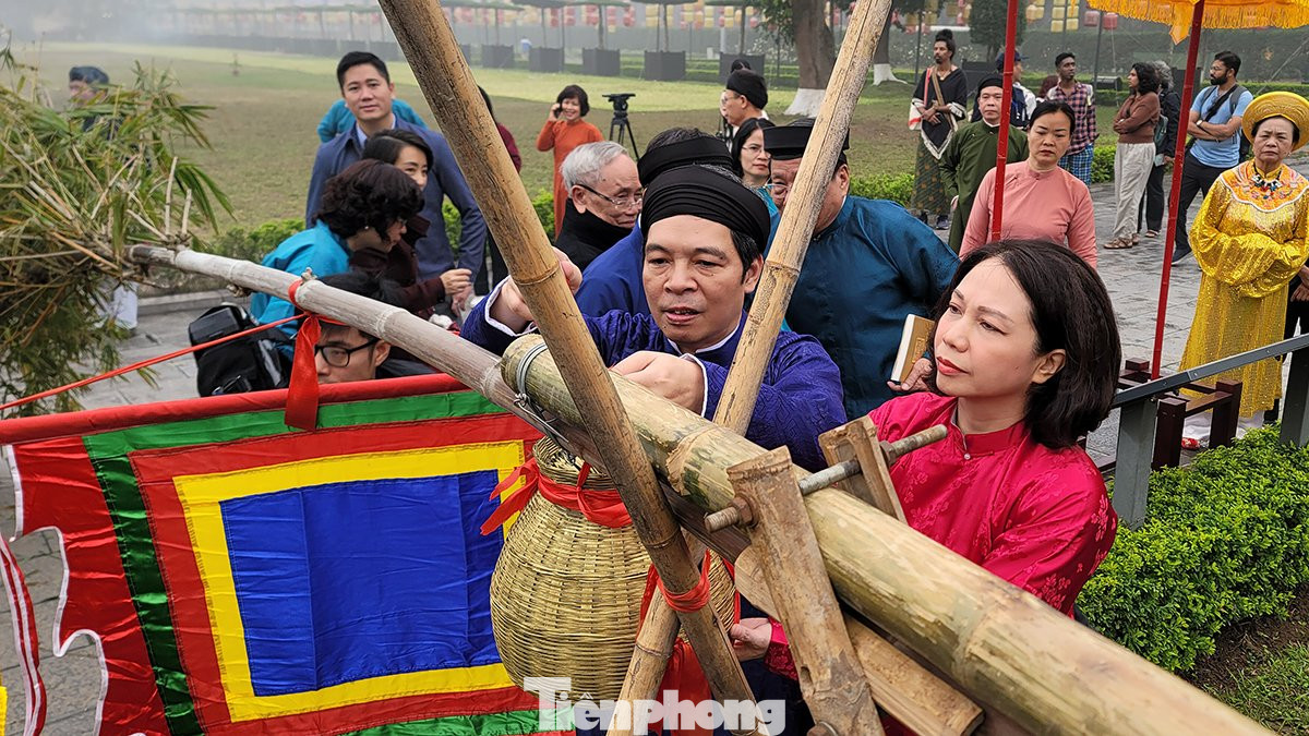 Theo quan niệm dân gian, cây nêu được dựng lên để đánh dấu thời khắc chuyển giao giữa năm mới và năm cũ, đồng thời tập tục này còn mang ý nghĩa cầu mong quốc thái dân an, mùa màng tốt tươi.