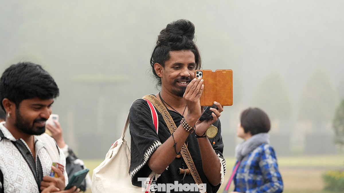 Du khách thích thú trải nghiệm những nghi lễ dịp Tết truyền thống.