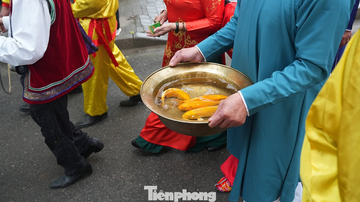 Theo tục lệ, ngày 23 tháng Chạp là ngày đưa tiễn ông Táo về chầu trời để tấu việc trần gian của gia chủ với Ngọc Hoàng. Trong dân gian cũng như cung đình, đều sửa soạn lễ vật dâng tiến.