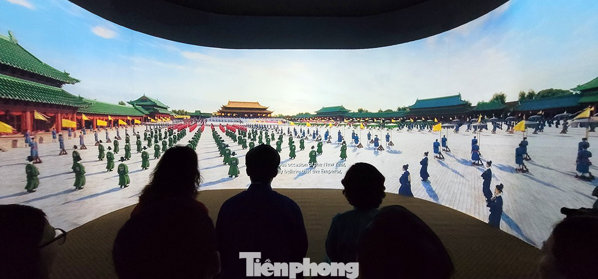 Bên cạnh đó, lễ Chính đán - một trong những nghi lễ quan trọng nhất của triều đình - được tái hiện dưới hình thức phim trình chiếu 3D. Với đoạn phim này, khán giả có thể hòa mình vào không khí tôn nghiêm và độc đáo của lễ Chính đán nơi cung đình xưa với các nghi thức: rước biểu vào sân điện Kính Thiên, rước xa giá Vua sang điện Kính Thiên, Vua lên ngai, văn võ bá quan vào chầu hành lễ, lễ tuyên biểu mục, tuyên biểu và lễ tuyên chế, cuối cùng là bách quan chúc mừng Vua.