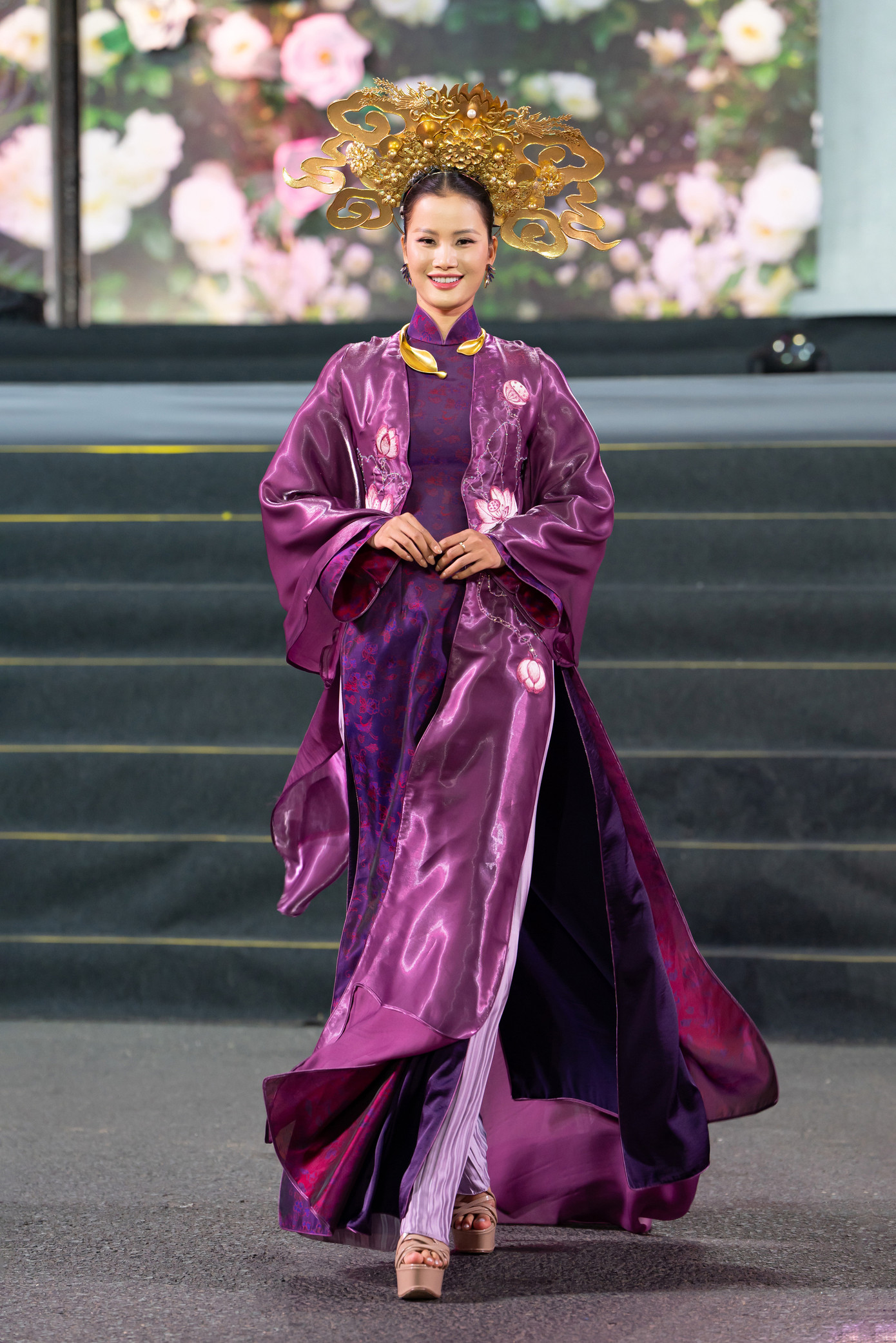 Thông qua những màn trình diễn thời trang kết hợp với âm nhạc, thành phố ngàn hoa Đà Lạt hiện lên là nơi hội tụ, giao thoa của văn hóa Đông - Tây.