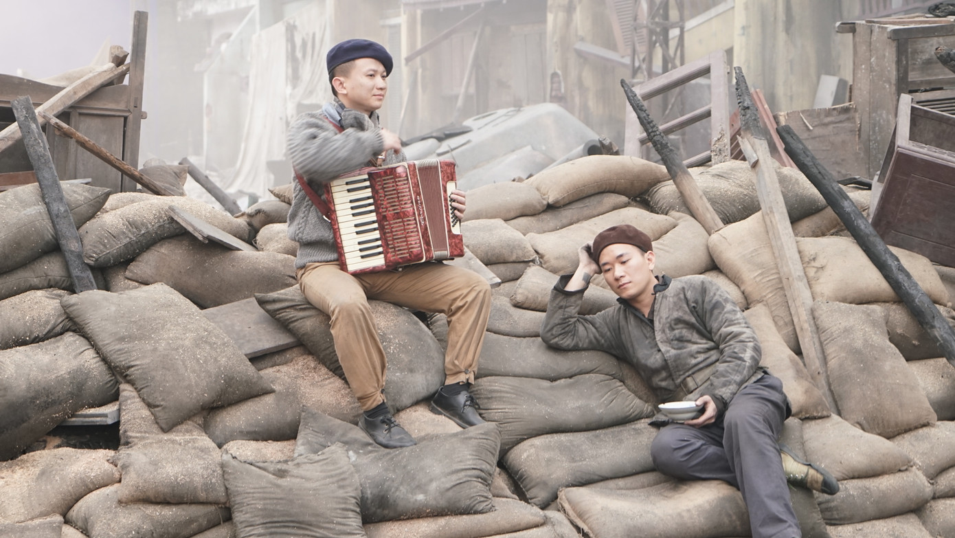 Đào, phở và piano kể câu chuyện lãng mạn giữa thời chiến. Đào, phở và piano kể câu chuyện lãng mạn giữa thời chiến.