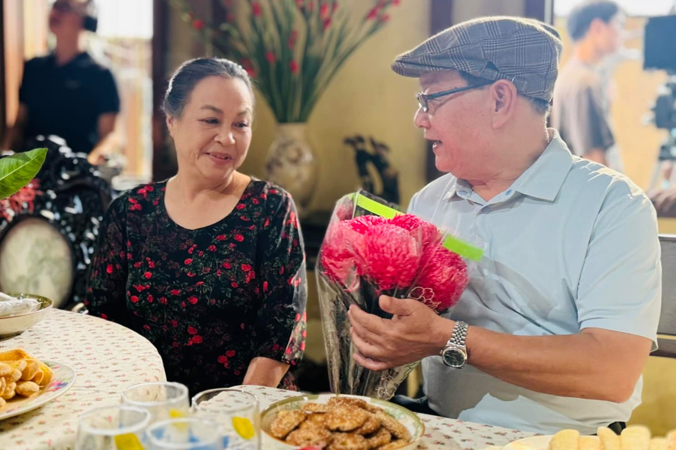 NSƯT Thanh Quý và NSND Tiến Đạt trong cảnh quay cuối Hoa sữa về trong gió.