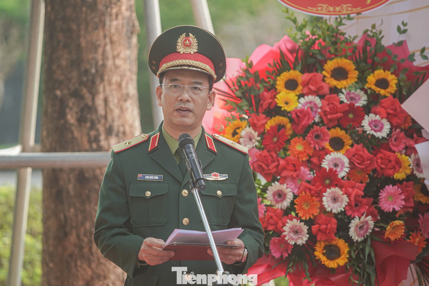 Phát biểu khai mạc triển lãm, Thiếu tướng Đinh Quốc Hùng - Bí thư Đảng ủy Đoàn 969, Chính ủy Bộ Tư lệnh Bảo vệ Lăng Chủ tịch Hồ Chí Minh - khẳng định đây là hoạt động thiết thực, nhằm tuyên truyền, giáo dục sâu về lịch sử vẻ vang 80 năm xây dựng, chiến đấu và phát triển của Quân đội Nhân dân (QĐND) Việt Nam và thành tựu to lớn của 35 năm xây dựng nền quốc phòng toàn dân.