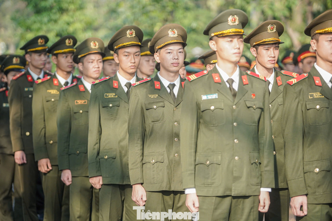 80 bức ảnh này được trưng bày ngoài trời, phía sau Lăng Chủ tịch Hồ Chí Minh đến hết ngày 25/12.