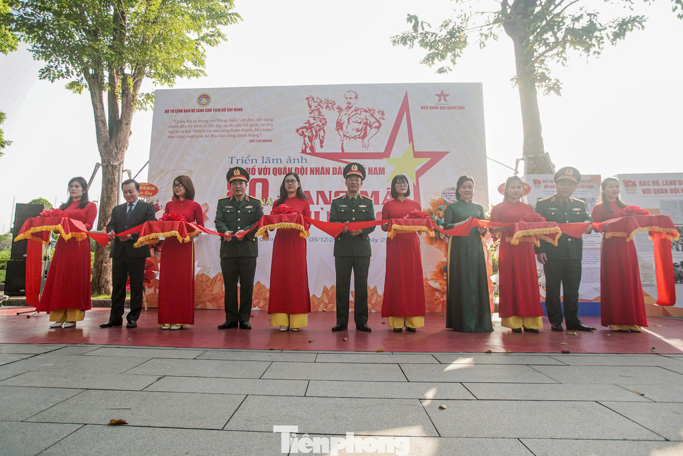 “Triển lãm cũng khẳng định sự lãnh đạo đúng đắn, sáng tạo của Đảng Cộng sản Việt Nam, Chủ tịch Hồ Chí Minh là yếu tố quan trọng bảo đảm thắng lợi của sự nghiệp xây dựng, bảo vệ Tổ quốc và sự trưởng thành, chiến đấu, chiến thắng của QĐND Việt Nam”, Thiếu tướng Đinh Quốc Hùng nêu.