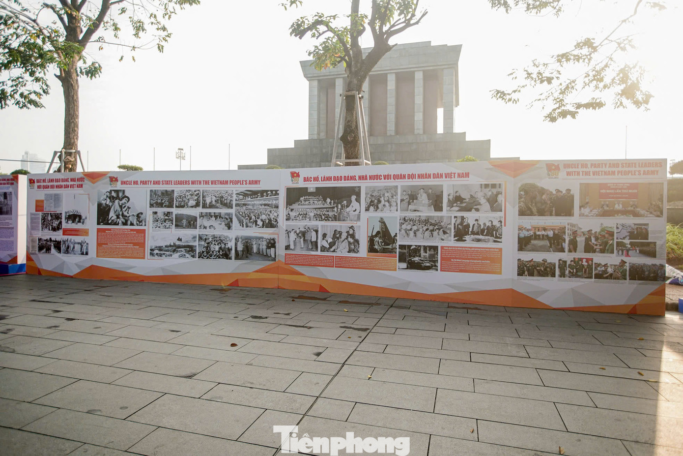 Nhằm chào mừng kỷ niệm 80 năm Ngày thành lập Quân đội nhân dân Việt Nam, 35 năm Ngày hội Quốc phòng toàn dân, ngày 5/12, Bộ Tư lệnh Bảo vệ Lăng Chủ tịch Hồ Chí Minh và báo Quân đội nhân dân tổ chức khai mạc triển lãm ảnh Bác Hồ với Quân đội nhân dân Việt Nam - 80 năm vang mãi bản hùng ca.