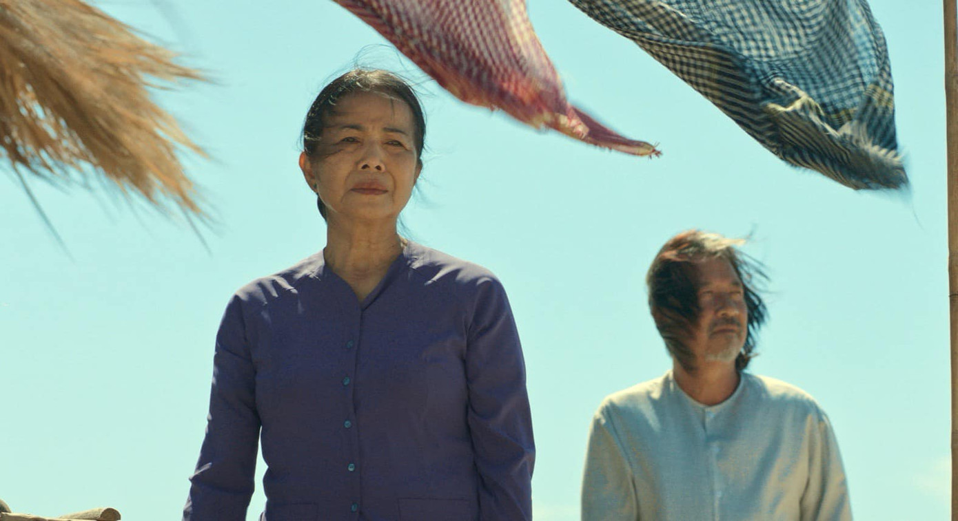 "Tinh thần và thông điệp Bà già đi bụi hướng tới là cảnh tỉnh những người con, người cháu cần quan tâm đến bố mẹ, ông bà nhiều hơn, biết cảm thông và chia sẻ với nỗi niềm của ông bà hay bố mẹ mình. Đây cũng là giá trị cốt lõi trong truyền thống văn hóa gia đình của người Việt", đạo diễn Trần Chí Thành nêu.