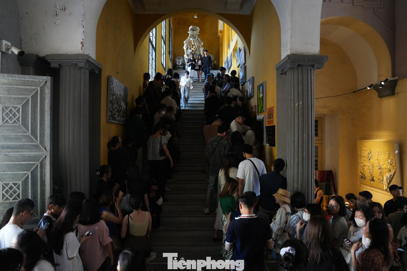 Tổ hợp triển lãm nghệ thuật tương tác Cảm thức Đông Dươngthu hút hàng nghìn bạn trẻ đến tham quan, thưởng thức. Triển lãm nằm trong khuôn khổ Lễ hội Thiết kế sáng tạo Hà Nội 2024, được thực hiện tại tòa nhà 19 Lê Thánh Tông - tiền thân là tòa nhà chính của Đại học Đông Dương, sau này là Đại học Tổng hợp Hà Nội và hiện nay là Đại học Quốc gia Hà Nội.