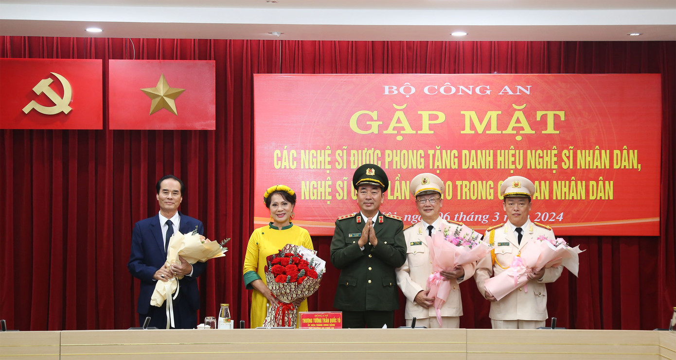 Thứ trưởng Bộ Công an Trần Quốc Tỏ chủ trì buổi gặp mặt các nghệ sĩ CAND được phong tặng danh hiệu NSND, NSƯT.