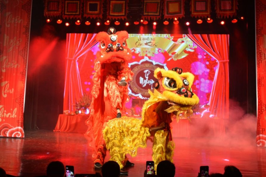 Mọi năm lễ giỗ Tổ ngành sân khấu thường được tổ chức linh đình, rộn ràng. Mọi năm lễ giỗ Tổ ngành sân khấu thường được tổ chức linh đình, rộn ràng.