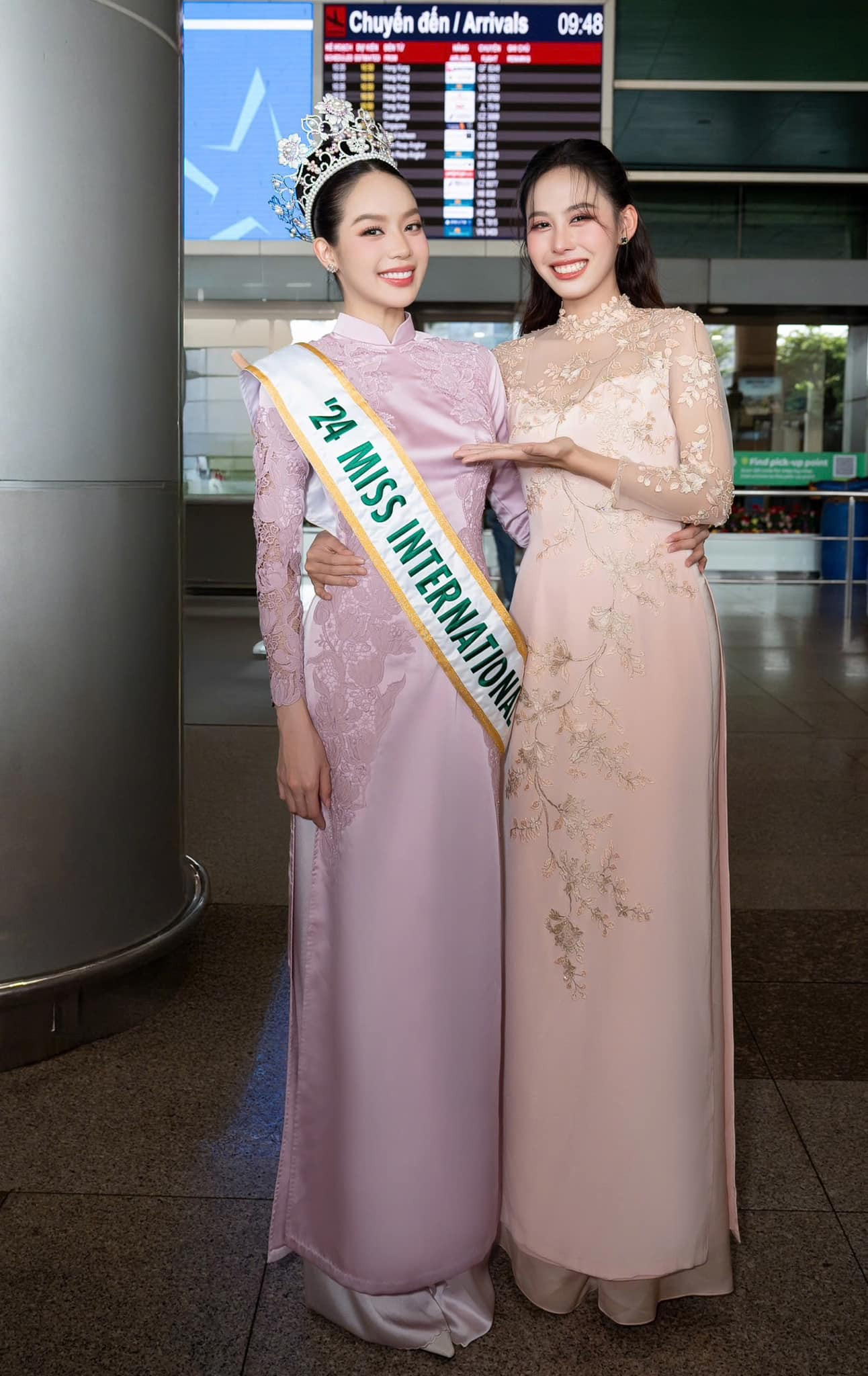 Chia sẻ về bộ áo dài của Thanh Thủy trong sáng ngày 18/11, nhà thiết kế Trisha Võ - Giám đốc sáng tạo của thương hiệu áo dài Liên Hương - chia sẻ theo yêu cầu từ phía hoa hậu, áo dài của Thanh Thủy phải có màu sắc nhẹ nhàng và đặc biệt phải có áo màu hồng pastel để phù hợp với vương miện.