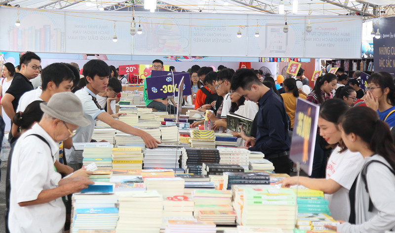 Không gian hội chợ sách và các hoạt động chính diễn ra tại khu vực Hồ Văn (Văn Miếu - Quốc Tử Giám). Không gian hội chợ sách và các hoạt động chính diễn ra tại khu vực Hồ Văn (Văn Miếu - Quốc Tử Giám).