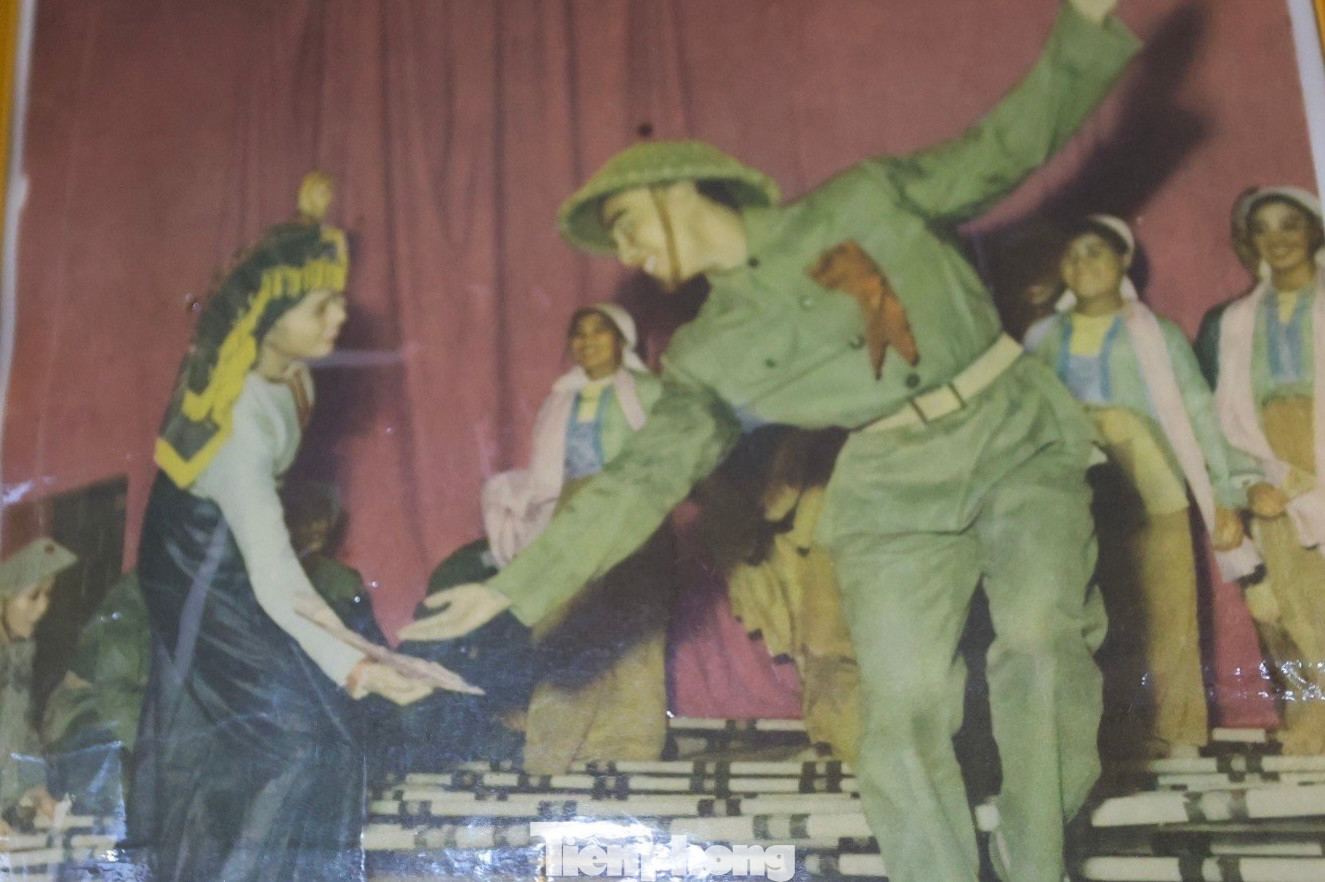 Bà Ngô Thị Ngọc Diệp biểu diễn múa sạp thời còn trẻ. Bà Ngô Thị Ngọc Diệp biểu diễn múa sạp thời còn trẻ.