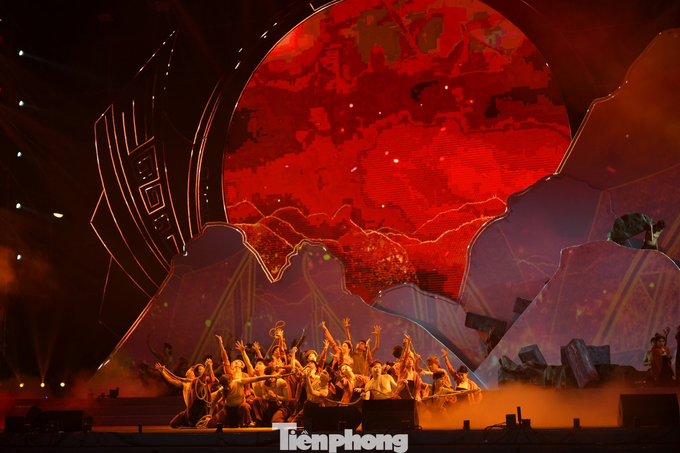 Đây là chương trình nghệ thuật bán thực cảnh, kết hợp công nghệ 3D mapping hiện đại được tổ chức lần đầu tiên tại huyện Mê Linh nhằm tưởng nhớ, tri ân công đức của hai vị kiệt nữ anh hùng dân tộc Trưng Trắc và Trưng Nhị, các tướng lĩnh tham gia cuộc khởi nghĩa, giành lại nền độc lập dân tộc vào những năm 40-43 sau Công nguyên.