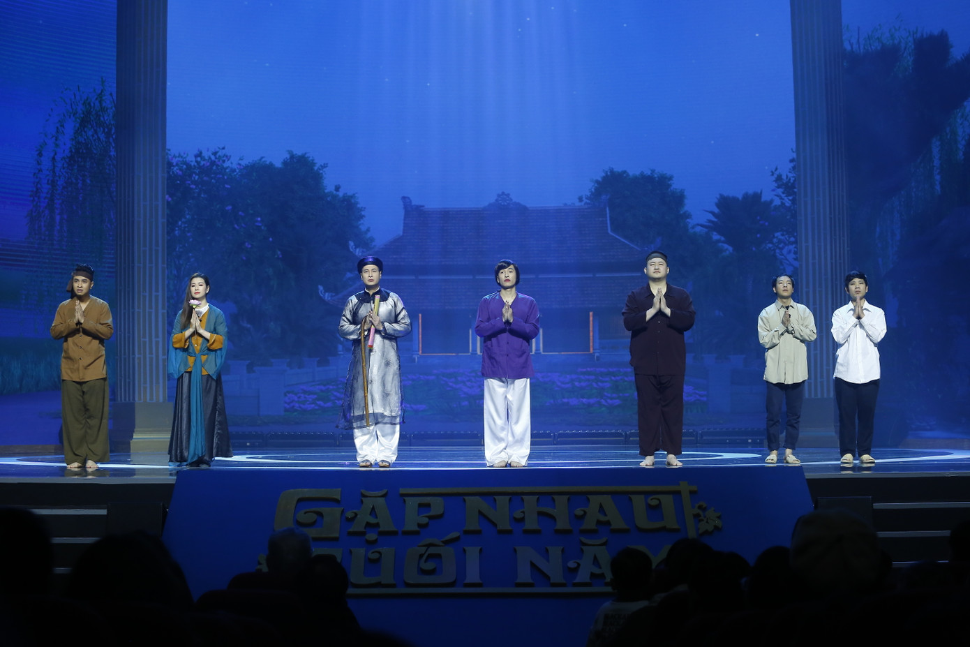 Âm nhạc tiếp tục là điểm nhấn không thể thiếu trong Táo Quân 2024. Năm nay, chương trình mang đến cho khán giả những bài nhạc chế từ những ca khúc nổi tiếng trong năm như Cắt đôi nỗi sầu, See tình, Gieo quẻ... Những ca khúc đi cùng năm tháng như Đi cấy, nhạc phim Cảnh sát hình sự... sẽ xuất hiện đầy thú vị. Ảnh: VFC