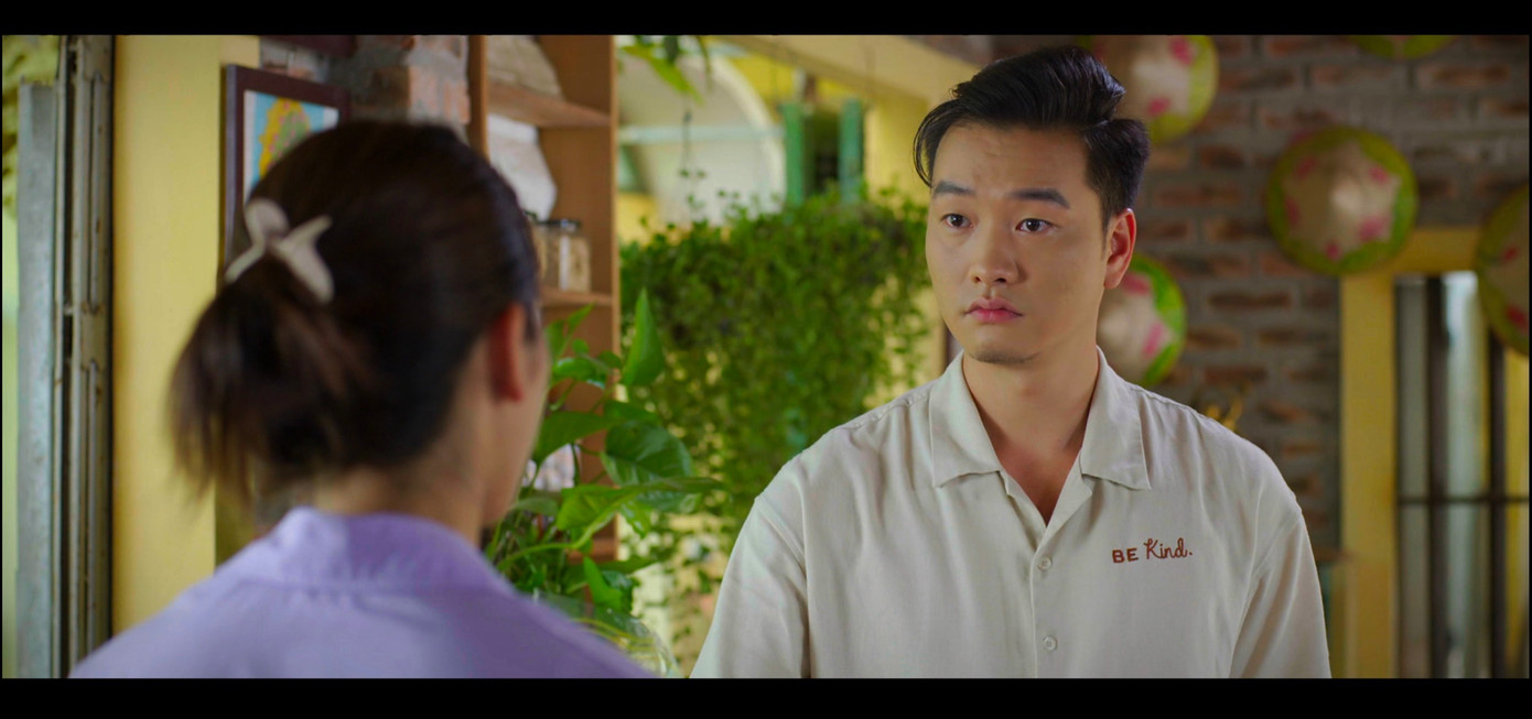 Câu chuyện tình cảm của các đôi cũng nhạt nhòa, thiếu cao trào, kéo dài lê thê.