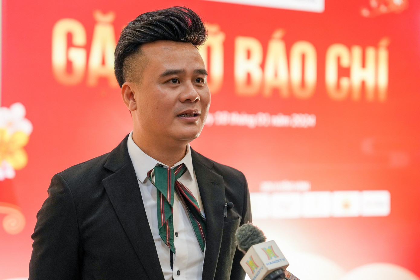 Tổng đạo diễn Mai Thanh Tùng tiết lộ vai trò khác biệt của NSƯT Xuân Hinh trong gala Tết Quê hương 2024. Ảnh: BTC.