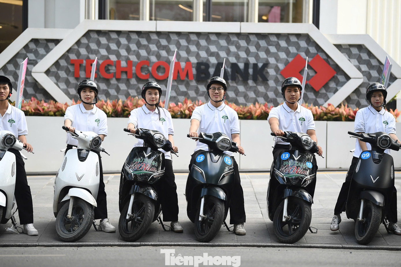 Trụ sở của các đơn vị tài trợ Techcombank, PVcomBank, TPbank... cũng là một điểm đến trong hành trình quảng bá chương trình Ngày Thẻ Việt Nam 2024.