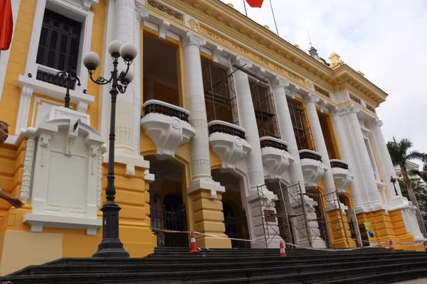 Năm 2015, Nhà hát Lớn Hà Nội trải qua lần chỉnh trang thứ hai sau nhiều năm xuống cấp. Trong những ngày đầu thực hiện chỉnh trang, diện mạo của nhà hát đã gây tranh cãi vì quá rực rỡ. Sau hai lần sơn, Nhà hát Lớn Hà Nội đã được trả lại vẻ ngoài như phiên bản trùng tu năm 1997. Ảnh: Sưu tầm. Năm 2015, Nhà hát Lớn Hà Nội trải qua lần chỉnh trang thứ hai sau nhiều năm xuống cấp. Trong những ngày đầu thực hiện chỉnh trang, diện mạo của nhà hát đã gây tranh cãi vì quá rực rỡ. Sau hai lần sơn, Nhà hát Lớn Hà Nội đã được trả lại vẻ ngoài như phiên bản trùng tu năm 1997. Ảnh: Sưu tầm.