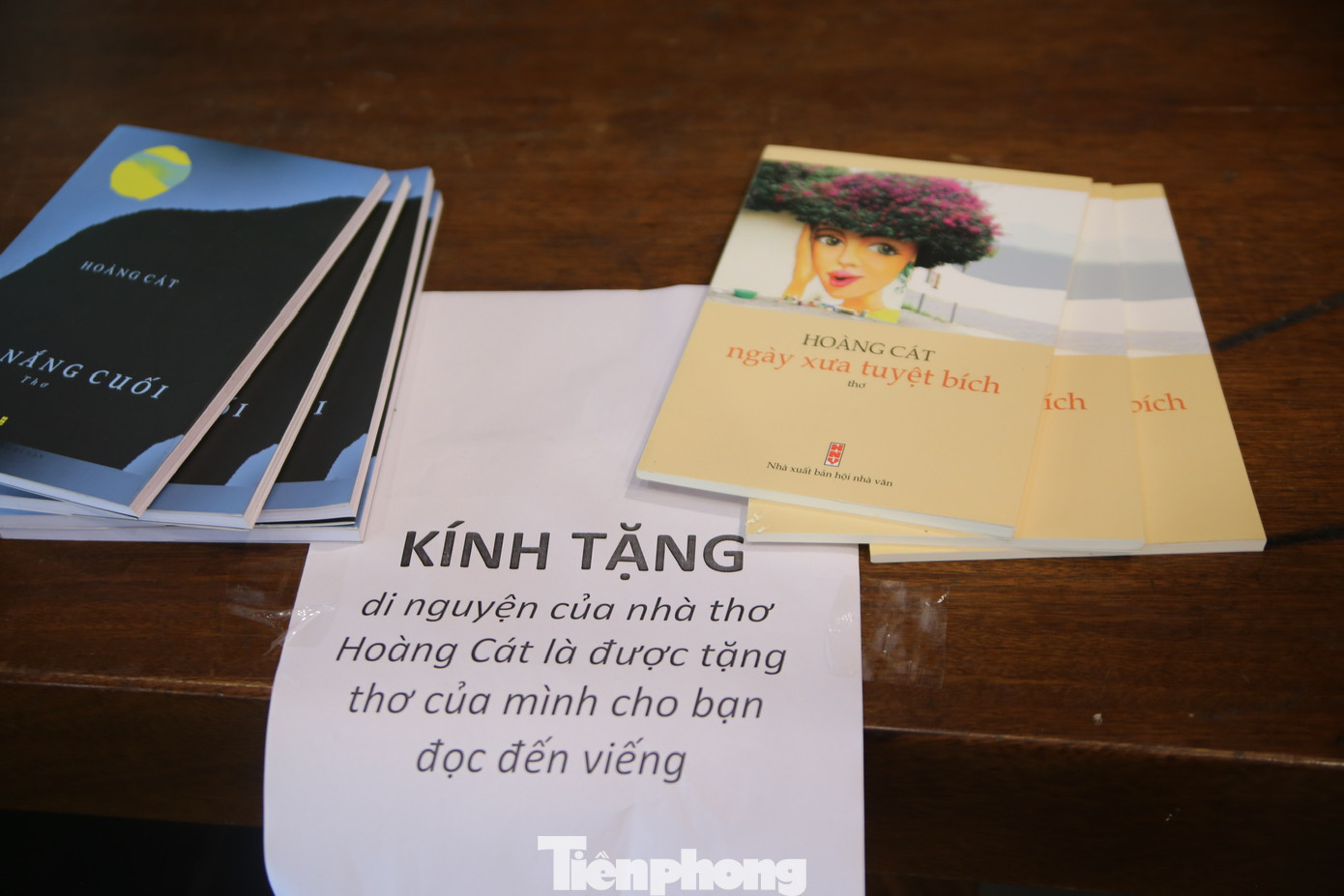 Tại lễ tang, gia đình đã chuẩn bị nhiều tập thơ do ông sáng tác dành tặng cho những người đến viếng. Tại lễ tang, gia đình đã chuẩn bị nhiều tập thơ do ông sáng tác dành tặng cho những người đến viếng.