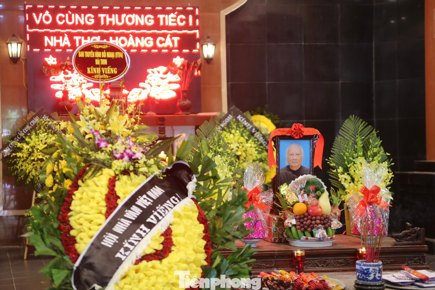 Lễ tang nhà thơ Hoàng Cát được tổ chức sáng 4/7 tại nhà tang lễ bệnh viện Thanh Nhàn (Hà Nội). Lễ tang nhà thơ Hoàng Cát được tổ chức sáng 4/7 tại nhà tang lễ bệnh viện Thanh Nhàn (Hà Nội).