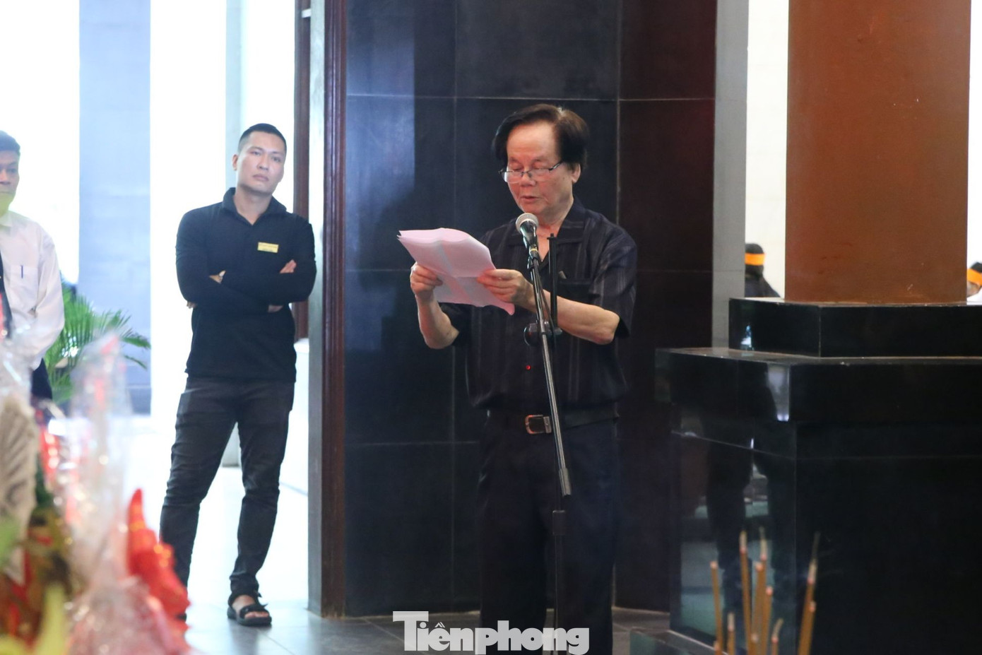 Đại tá, nhà thơ Vương Trọng đọc điếu văn, tiễn biệt nhà thơ Hoàng Cát. Đại tá, nhà thơ Vương Trọng đọc điếu văn, tiễn biệt nhà thơ Hoàng Cát.