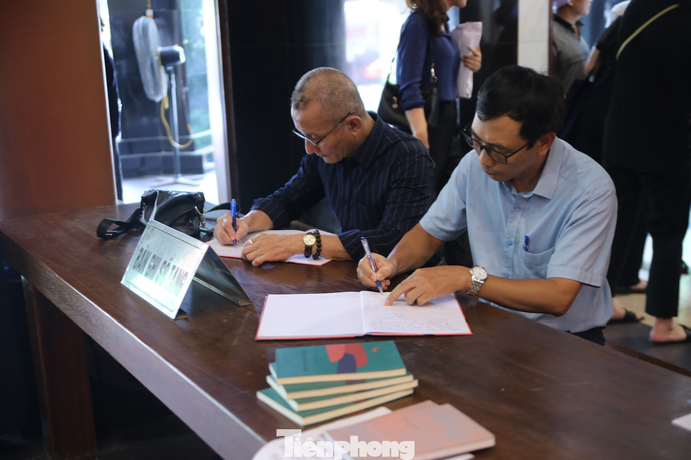 Nhiều nhà thơ đến tiễn biệt nhà thơ Hoàng Cát. Nhiều nhà thơ đến tiễn biệt nhà thơ Hoàng Cát.