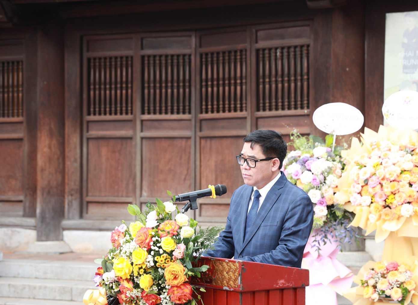 Phát biểu tại lễ khai mạc, ông Đỗ Đình Hồng - Giám đốc Sở Văn hóa và Thể thao Hà Nội - khẳng định truyền thống "Uống nước nhớ nguồn, ăn quả nhớ kẻ trồng cây" luôn được đề cao, chú trọng, đặc biệt với những người có công gây dựng nên những thành quả ngày nay. Phát biểu tại lễ khai mạc, ông Đỗ Đình Hồng - Giám đốc Sở Văn hóa và Thể thao Hà Nội - khẳng định truyền thống "Uống nước nhớ nguồn, ăn quả nhớ kẻ trồng cây" luôn được đề cao, chú trọng, đặc biệt với những người có công gây dựng nên những thành quả ngày nay.