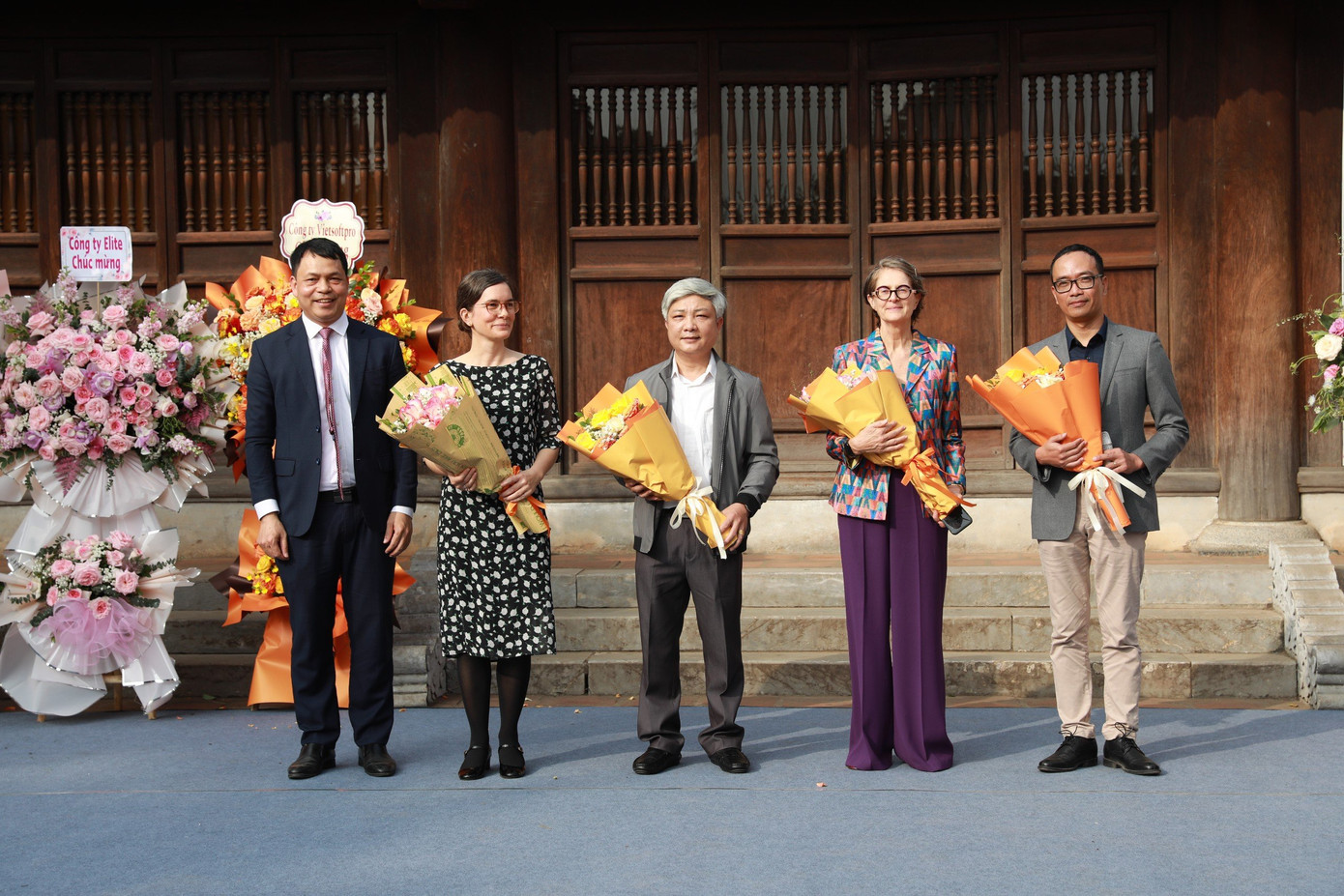 Trưng bày do TS. Lê Xuân Kiêu - Giám đốc Trung tâm Hoạt động Văn hóa Khoa học Văn Miếu - Quốc Tử Giám chủ trì từ hình ảnh, tài liệu do Trung tâm Hoạt động Văn hóa Khoa học Văn Miếu - Quốc Tử Giám, Bảo tàng Lịch sử Quốc gia, Viện Nghiên cứu Hán Nôm, Trung tâm Lưu trữ Quốc gia IV... sưu tầm. Những nét thư pháp trong triển lãm do Nguyễn Văn Thanh, Nguyễn Trung Hoàng Long và Phạm Văn Tuấn thực hiện. Trưng bày do TS. Lê Xuân Kiêu - Giám đốc Trung tâm Hoạt động Văn hóa Khoa học Văn Miếu - Quốc Tử Giám chủ trì từ hình ảnh, tài liệu do Trung tâm Hoạt động Văn hóa Khoa học Văn Miếu - Quốc Tử Giám, Bảo tàng Lịch sử Quốc gia, Viện Nghiên cứu Hán Nôm, Trung tâm Lưu trữ Quốc gia IV... sưu tầm. Những nét thư pháp trong triển lãm do Nguyễn Văn Thanh, Nguyễn Trung Hoàng Long và Phạm Văn Tuấn thực hiện.