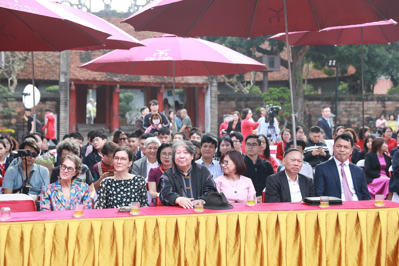 Trưng bày sử dụng hơn 300 tài liệu hiện vật, chia 4 phần nội dung chính được giới thiệu theo dòng lịch sử để tái hiện lại cuộc đời và những đóng góp của vua Lý Thánh Tông, vua Lý Nhân Tông, vua Lê Thánh Tông, thầy giáo Chu Văn An và những người có tầm ảnh hưởng như Nguyên phi Ỷ Lan, danh nhân khoa bảng Lê Văn Thịnh, Thân Nhân Trung, Lương Thế Vinh... Trưng bày sử dụng hơn 300 tài liệu hiện vật, chia 4 phần nội dung chính được giới thiệu theo dòng lịch sử để tái hiện lại cuộc đời và những đóng góp của vua Lý Thánh Tông, vua Lý Nhân Tông, vua Lê Thánh Tông, thầy giáo Chu Văn An và những người có tầm ảnh hưởng như Nguyên phi Ỷ Lan, danh nhân khoa bảng Lê Văn Thịnh, Thân Nhân Trung, Lương Thế Vinh...