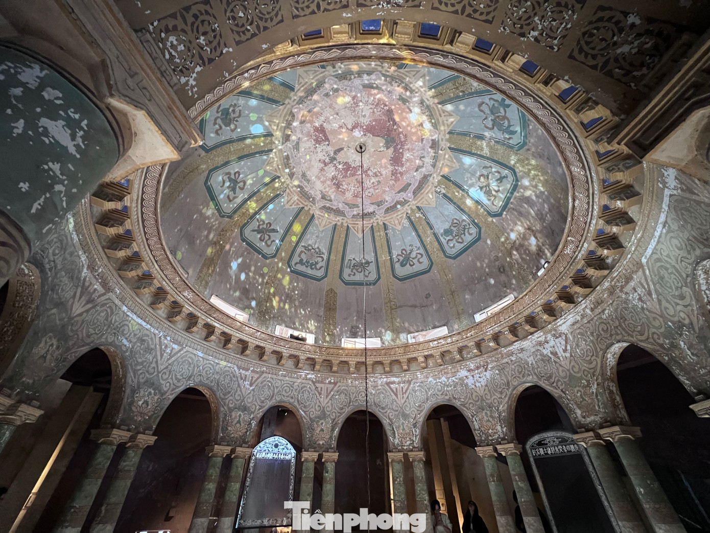 Triển làm trưng bày cụm tác phẩm nghệ thuật tương tác nhằm gợi mở những cảm thức xưa cũ về kiến trúc và mỹ thuật Đông Dương.