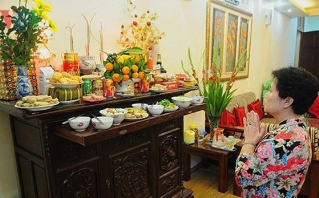Các gia đình chuẩn bị mâm cơm, vàng mã cúng gia tiên, cầu siêu độ trì cho gia đình, họ tộc của mình ngày Rằm tháng 7.