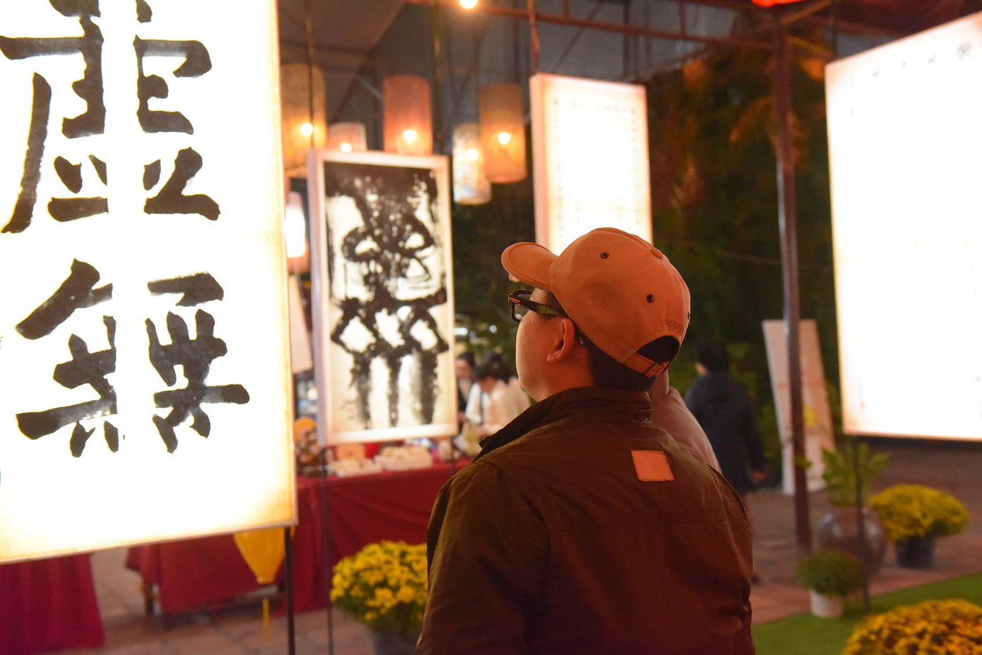 Dịp này Trung tâm Hoạt động văn hóa, khoa học Văn Miếu - Quốc Tử Giám tổ chức nhiều hoạt động văn hóa mang tính truyền thống để phục vụ khách du xuân như tái hiện không gian giáo dục thi cử truyền thống, giới thiệu làng nghề, các tiết mục ca trù, quan họ, hát chèo, hát xẩm, chầu… Hội chữ Xuân kéo dài đến ngày 19/2 (tức mùng 9 tháng Giêng năm Giáp Thìn) và mở cửa từ 8-22h. Dịp này Trung tâm Hoạt động văn hóa, khoa học Văn Miếu - Quốc Tử Giám tổ chức nhiều hoạt động văn hóa mang tính truyền thống để phục vụ khách du xuân như tái hiện không gian giáo dục thi cử truyền thống, giới thiệu làng nghề, các tiết mục ca trù, quan họ, hát chèo, hát xẩm, chầu… Hội chữ Xuân kéo dài đến ngày 19/2 (tức mùng 9 tháng Giêng năm Giáp Thìn) và mở cửa từ 8-22h.