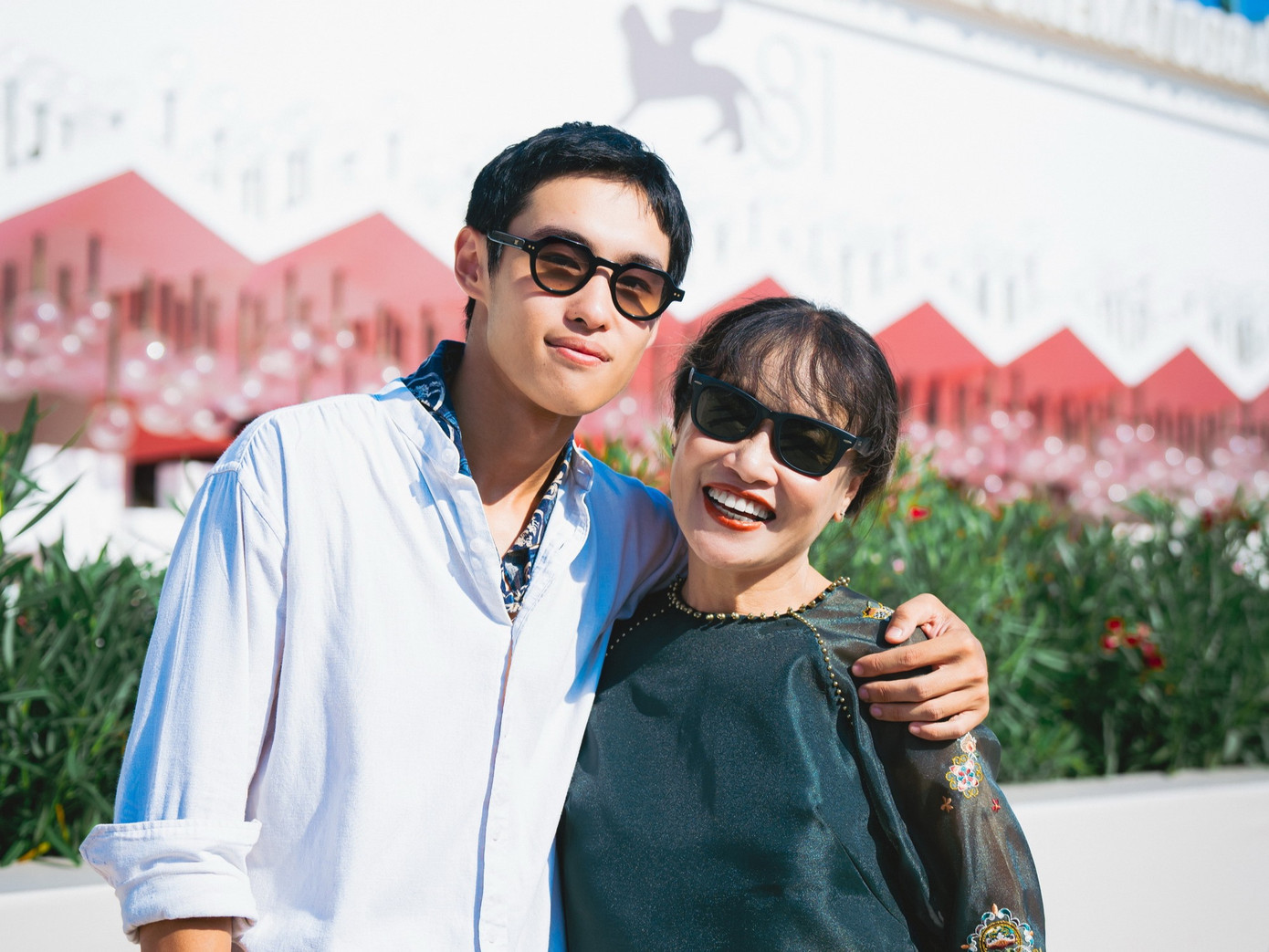 LHP Venice là lần hiếm hoi hai mẹ con diễn viên Tú Oanh, Bùi Thạc Phong xuất hiện cùng nhau.