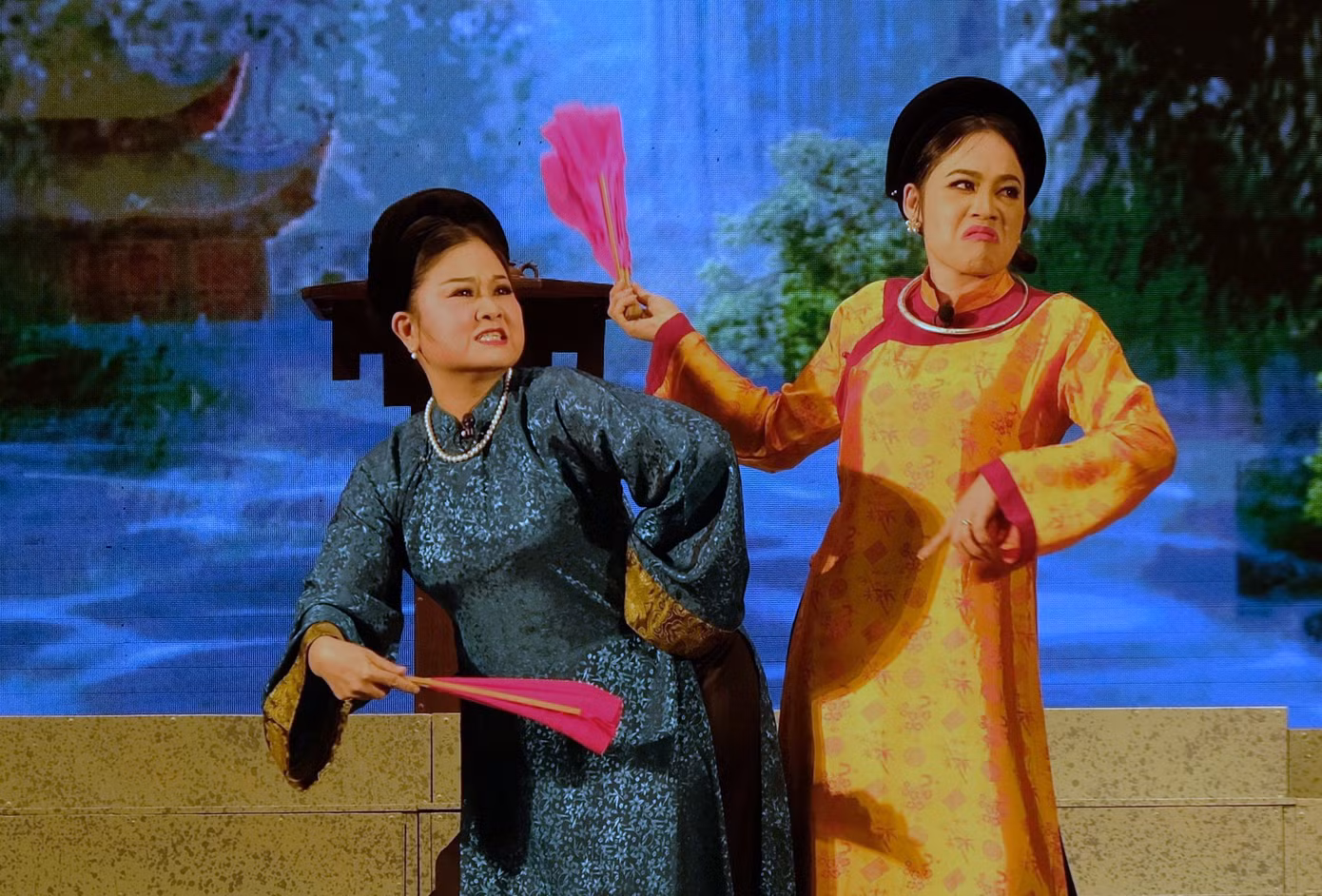 Hai người vợ của Tổng Cóc luôn tìm cách hãm hại Hồ Xuân Hương.
