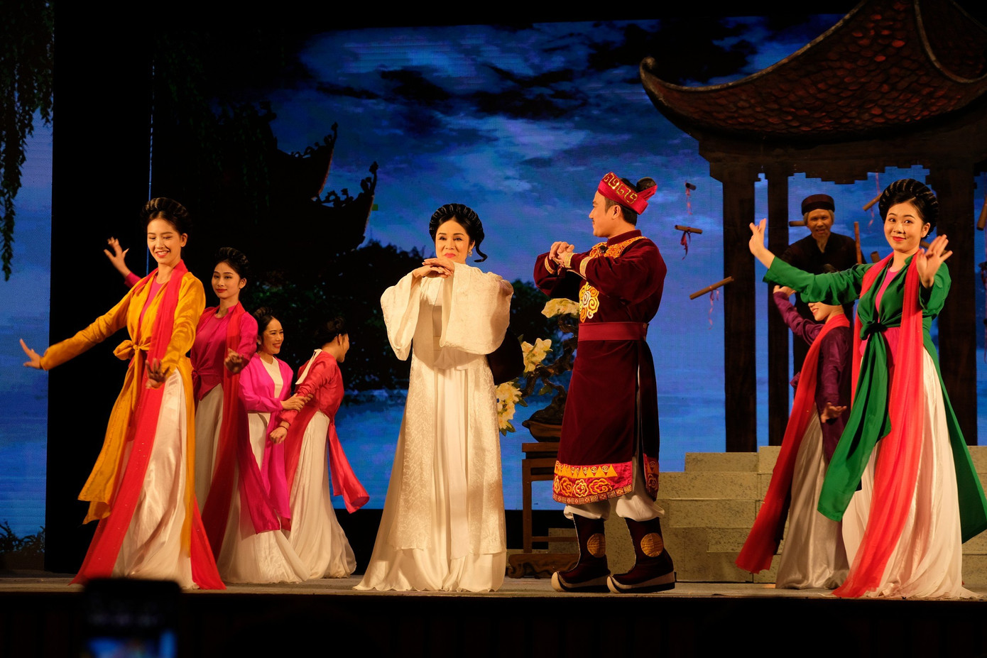 Hồ Xuân Hương nên duyên với Tổng Cóc.