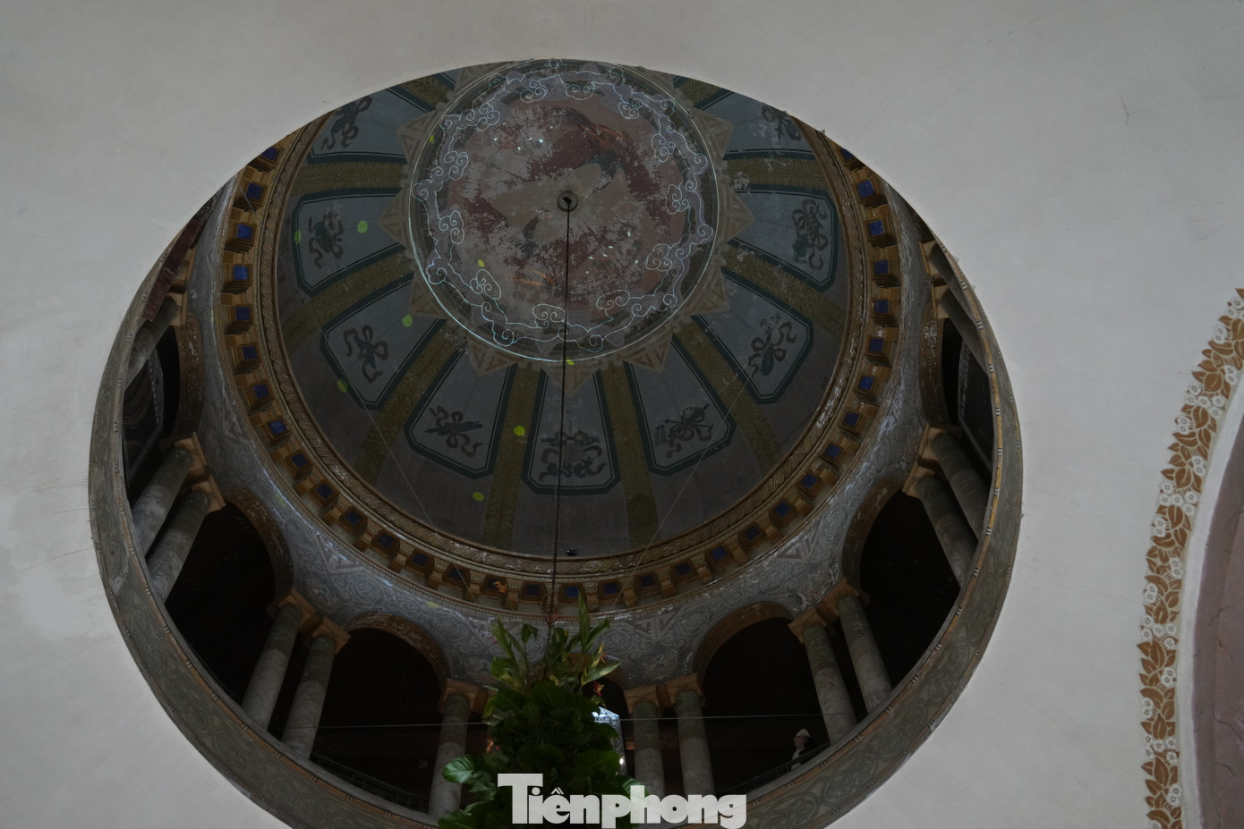 Trên mái vòm là cụm tác phẩm trang trí với đèn chùm, tác phẩm sắp đặt bia tiến sĩ trên chất liệu mika dẫn sáng gợi cảm hứng bức đồ án thiết kế trang trí tòa nhà Đại học Đông Dương của KTS Ernest Hebrard - người định hình phong cách Kiến trúc Đông Dương.