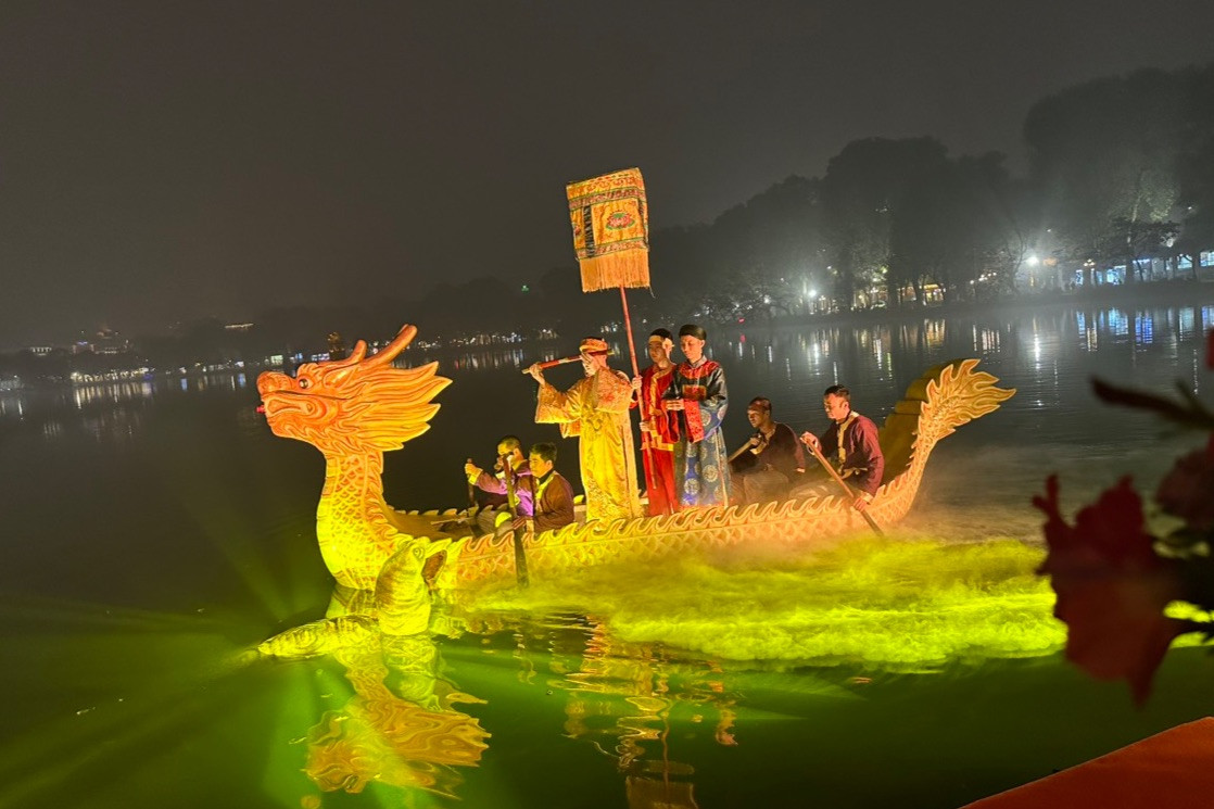 Điểm nhấn chương trình là màn biểu diễn tái hiện truyền thuyết vua Lê đi thuyền rồng trả gươm báu cho rùa vàng.
