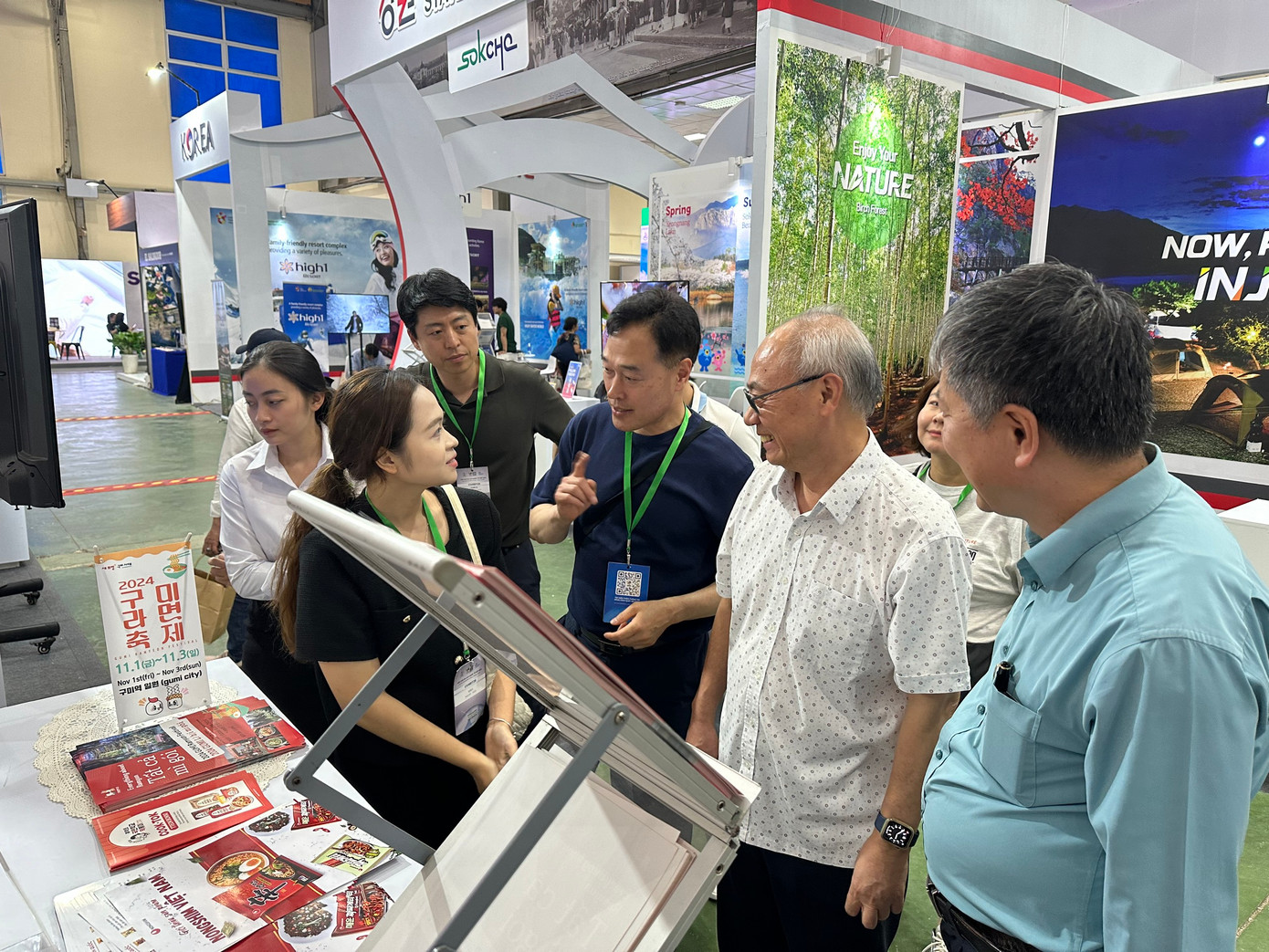 Chủ tịch Hiệp hội Du lịch Việt Nam Vũ Thế Bình (thứ hai từ phải qua) trong buổi làm việc với cơ quan xúc tiến du lịch thành phố Gumi (Hàn Quốc). Chủ tịch Hiệp hội Du lịch Việt Nam Vũ Thế Bình (thứ hai từ phải qua) trong buổi làm việc với cơ quan xúc tiến du lịch thành phố Gumi (Hàn Quốc).