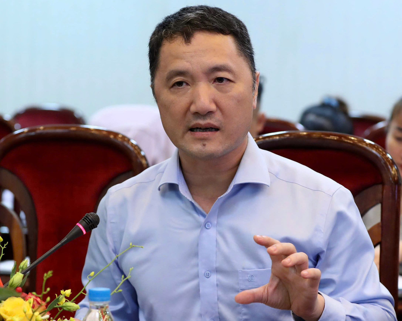 Ông Bùi Văn Mạnh - Giám đốc Sở Du lịch Ninh Bình - cho biết phải thuê thêm nhân sự ngoài tỉnh để hỗ trợ đón tiếp đoàn làm phim Kong: Skull Island khi họ đến Ninh Bình. Ông Bùi Văn Mạnh - Giám đốc Sở Du lịch Ninh Bình - cho biết phải thuê thêm nhân sự ngoài tỉnh để hỗ trợ đón tiếp đoàn làm phim Kong: Skull Island khi họ đến Ninh Bình.